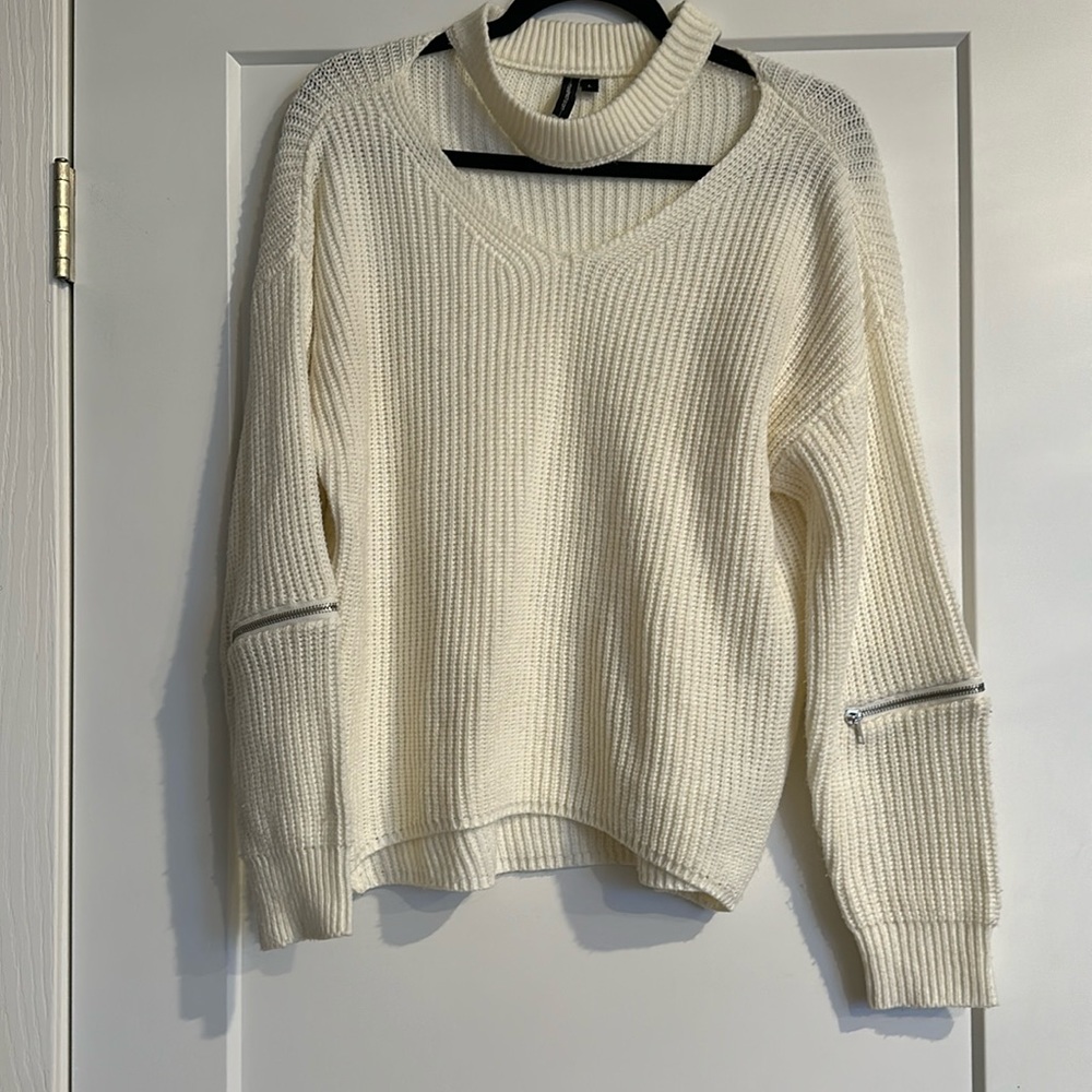 Women’s cream cutout V neck sweater, zip elbow size L